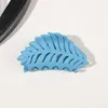 2023 New Hair Claws Women Personality Leaf Shape Hair Hair Clips 다채로운 단색 발톱 클립 여자 머리 액세서리 헤어 클립 선물