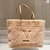 Designer Soft Winter Womens Totes Handväskor Ull Stora shoppingväskor Färgglada brev axelväska bärare