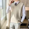 Coletes masculinos outono padrão masculino camisola colete retro v-pescoço sem mangas colete de malha de lã roupas coreanas estudante suéteres S-3XL 231101