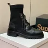 Diseñadores Botas Zapatos de diseñador de moda Lace Up Martin Booties Top Calidad de cuero de grano completo Impresión Calcetín Estiramiento Zapato de mujer Bota de combate de tacón bajo con caja 35-42