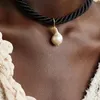 Chokers Man Kobiety Minimalistyczny barokowy barokowy naszyjnik z wisiorkiem Pearl Vintage Wszechstronny czarny łańcuch Big Choker Prezent 231101