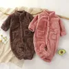 Rompers mjuk plysch vinter baby jumpsuit för pojke flicka varm född romper solid färg småbarn kläder spädbarn onesie barn hemkläder 231101