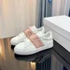 Designer sapatos casuais homens plana rebitada tênis de couro de luxo emendado sapatos esportivos vintage baixo topo branco rosa mulheres clássico moda tênis