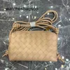 Sac en cuir pour femmes bvs printemps Nouveau petit sac à carts tissés Cow Hide Mini Messenger Nouveau oreiller à carreaux Téléphone mobile avec logo