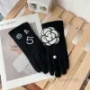 Projektanci Five Fingers Gloves Najwyższej jakości zima dla kobiet Klasyczna marka Camellia Touch Screen Kobiet grube rękawiczki Grusko G231125PE-3