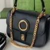 Borsa a mano dal design circolare ad incastro, in pelle marrone con accessori tonalità oro, dotata di tracolle a catena e tracolle in pelle.