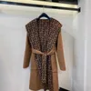 Women's Wool Blends Designer som bär ett löst DA -märke på båda sidor, höst och vinter i mitten av ull huva päls med mångsidig stil bokstav tryckt jacka 0619