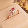 結婚指輪Huitan Rose Gold Leaf Pear Red Cubic Zirconia Luxury Lady Ring for Anniversary Party Gift Chic Women Jewelry