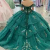 Lüks Emerald Green V-Neck Quinceanera Elbise 2024 Parti elbisesi prenses dantel aplikeler 16 yıl boyunca omuzdan boncuklar