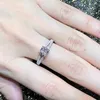 ウェディングリングHuitan Cushion Cubic Zirconia Women Eternity Love Band Accessories気質エレガントな女性ジュエリー卸売