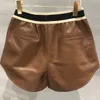 Shorts de couro PU com cintura elástica com estampa de logotipo feminino SML