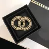 2023 Broche de lettre de strass de perle de concepteur de luxe adaptée aux costumes de haute qualité bijoux simples de mode avec boîte285f