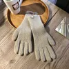 Designer Knit Glove Winter Touch Screen Handskar Klassiska modemanten för män Kvinnor Warm Anti-Slip Touch Pure Wool Sticked Gloves For Girls Gift Multi