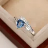 ウェディングリングHuitan Fashion Luxury Women's Triangle Blue Cubic Zirconia Silver Color Band Ring Engagement Party Jewelry Anillos