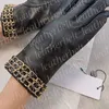 Gants noirs de styliste de luxe pour femmes, mitaines en cuir à cinq doigts, décoration avec chaîne et lettres en peau de mouton, mitaines de Ski en plein air
