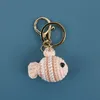 Handgjorda virkade fiskhängen Keychains Creative Sticked Weaved Small Fish Keychain Car Keys Tillbehör Partihandel Keyring