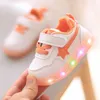 First Walkers Baby Led Lights schoenen Hoogwaardige meisjes jongens zachte bodem sneakers sport running uitstekende eerste wandelaars baby schattige peuters 230331