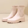 Stivali da pioggia Stivali da pioggia firmati Scarpe impermeabili da donna Rainy Ladies Pelliccia rosa Scarpe da pioggia in gomma Galosce da donna Stivali da pioggia antiscivolo 231101