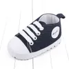 0-1 años para niños pequeños primeros caminantes corbata frontal casual deportes zapatos para caminar para bebés suaves soles zapatillas 30 pares al por mayor