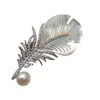 ピンブローチYygem天然彫刻革の形状ホワイトシーシェルモップCZ Pave White Pearl Brooch 231101