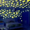 壁ステッカー子供用の100個の明るい3D星の部屋の寝室の天井照明プラスチック製の家の装飾231101