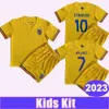 Qqq8 2023 Roumanie Kit enfants maillots de football Alibec Stanciu maison jaune costume enfant chemises de football uniformes