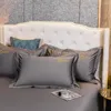 Conjuntos de cama 2023 Luz de quatro peças de luxo algodão duplo doméstico folha de cama colcha bordada pequena abelha moda cinza