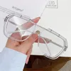 Онлайн-знаменитость в соединении солнцезащитные очки с большими кардами маленькая красная книга вибрирующие звуковые бокалы