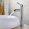 Robinets de lavabo de salle de bain et robinet de bassin froid au-dessus du comptoir sous le lavabo en acier inoxydable