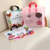 Emballage cadeau 50pcs sac en plastique épais avec poignée magasin de vêtements sacs d'emballage de fête d'anniversaire de mariage de Noël sacs cadeaux de bonbons 231102