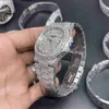 Orologio di lusso da uomo popolare con diamanti ghiacciati, orologio con lunetta con diamanti grandi, quadrante argentato, cinturino completo, meccanico automatico