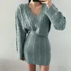 Kadın Sweaters Koreli Şık Mavi V yaka Twist Desen Uzun Kollu Örme Kazak Mahsul Üstleri Yüksek Bel İnce Mini Etek Kadın 2 PCS Takım Seti