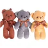 Schleczone pluszowe zwierzęta 12PCS na działkę 12 cm 20 kolorów Niedźwiedź Plush Toys Mini Teddy Dolls Mały prezent na imprezę Prezent Weselna Pendant Cut Dhnwh