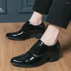 Chaussures habillées Brogue noire pour hommes talon épais brillant en cuir PU à lacets bout rond fait à la main avec