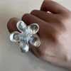 Anelli a grappolo Anello irregolare con fiore in metallo spazzolato color argento, design regolabile a forma di foglia di loto, regalo di gioielli personalizzati per uomini e donne