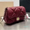 Borsa a tracolla da donna di design Borsa a tracolla con mini patta in pelle di agnello morbida in pelle nuvola Borsa a tracolla con catena a trama incrociata da donna