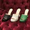 Terlik yenilik yeşil terlik yumuşak deri tasarımcı sandalet platform topuklu ayakkabılar moda perçin dekorasyon sandali 35-42 11cm yüksekte topuklu kadın terlik kutu