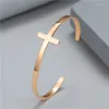 Bangle 2023 Fashion Simple Cross Armband Rostfritt stål i sidled ingen blekfärg Öppna armband för kvinnliga män smycken gåvor