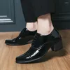 Chaussures habillées Brogue noire pour hommes talon épais brillant en cuir PU à lacets bout rond fait à la main avec