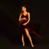 Moderskapsklänningar Deep V-Neck Red Sexy Maternity Dresses Velvet axelpakelös ärmlös delad svans graviditetsklänning Fotofotografering Rekvisita Vestidos Q231102