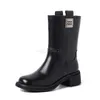 Miui runde Wide Shoe Home Network rotes Kopf gerieben Modestiefel 2024 Winter Kuhlatten -Metallschnalle kurze Stiefel