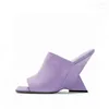 Pantoufles 2023 Été Sandales à talons hauts à talons compensés avec talons profilés de couleur et grandes chaussures pour femmes