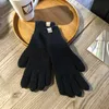 Designer Glove Winter Touch Screen Gloves Classic Fashion Mantens för män Kvinnor Warm Anti-Slip Touch Pure Ull stickade handskar för Girls Gift
