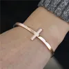 Bangle 2023 Fashion Simple Cross Armband Rostfritt stål i sidled ingen blekfärg Öppna armband för kvinnliga män smycken gåvor