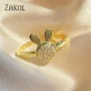 حلقات الكتلة Zakol رائعة اللون الذهبي لطيف للنساء الفتيات أزياء Zirconia Finger Ring 2023