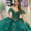 Luxury Emerald Green V-hals QuinCeanera Dress 2024 Party Gown Princess Lace Appliques Pärlor från axeln i 16 år