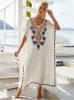 Costume da bagno da donna EDOLYNSA Bianco Vintage ricamato lungo caftano Casual scollo a V Abito lungo Abbigliamento estivo Donna Abbigliamento da spiaggia Costume da bagno Cover Up Q1490 230331