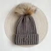 bonnet designer hommes bonnet designer chapeau chapeau d'hiver tricoté chapeaux décontractés chapeau de haute qualité gros tricot épais chaud fausse fourrure Pom bonnets chapeaux femme Bonnet Beanie Caps