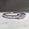 Bröllopsringar Huitan Gorgeous Low-Key Women Ring med Crystal Cubic Zirconia Exquisite Thin Band Female Finger-Rings Statement Smycken