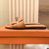 Дизайнеры Классические женские тапочки Франция Бренд Cowskin Flat Heels Sliders Весна Лето Старинные сандалии на платформе Домашние тапочки Роскошные дизайнерские повседневные туфли США 5-9